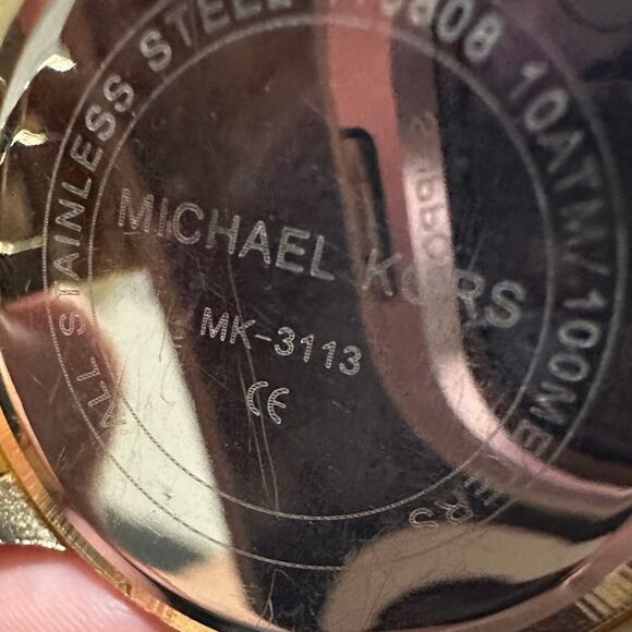 Michael Kors-3113 Woman’s Gold Tone Watch w/new Battery 100 Meters tested works - Picture 7 of 12